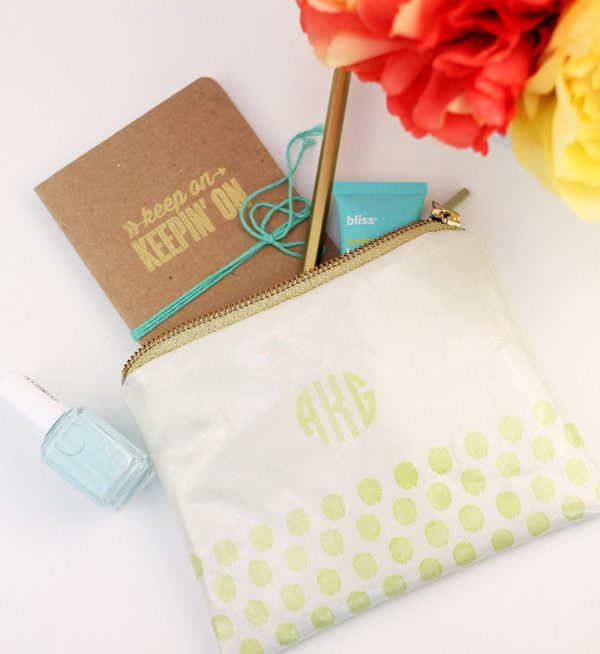 DIY Stamped Oilcloth Carry All Clutch | Damask Love