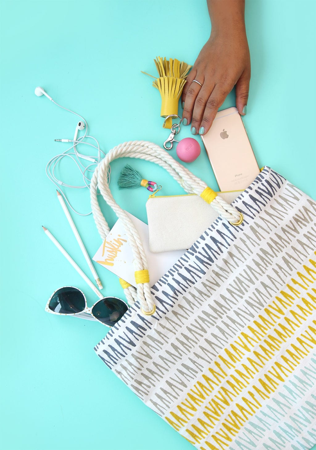 DIY No-Sew Throw Pillow Tote | damask love