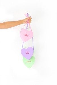 Easy DIY Classroom Valentine Carrier |damask love