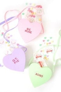 Easy DIY Classroom Valentine Carrier |damask love