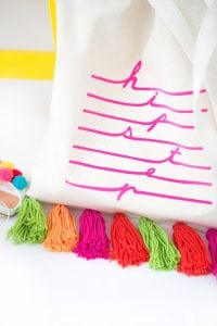 Creating a tassel tote bag has never been easier or more stylish. Usher in the summer with this tote that will turn heads.