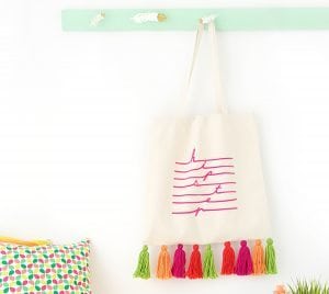 Creating a tassel tote bag has never been easier or more stylish. Usher in the summer with this tote that will turn heads.
