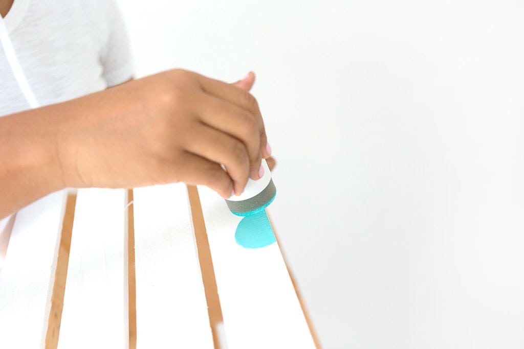 Enjoy the outdoors with this DIY Wooden Crate Picnic Basket that is easy to create with paint and simple tools. Great for enjoying the end of summer. 