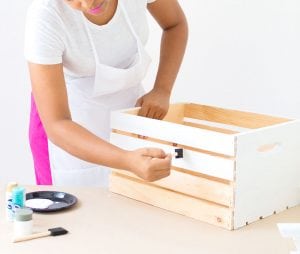 Enjoy the outdoors with this DIY Wooden Crate Picnic Basket that is easy to create with paint and simple tools. Great for enjoying the end of summer.