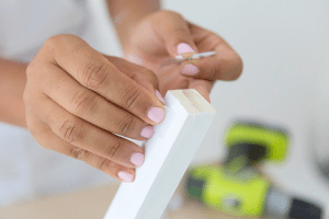 Enjoy the outdoors with this DIY Wooden Crate Picnic Basket that is easy to create with paint and simple tools. Great for enjoying the end of summer.