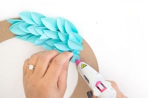 All you need is paper and glue to create these stunning ombre paper leaf fall wreaths. Perfect for your Thanksgiving decor.