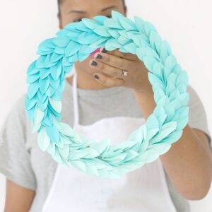 All you need is paper and glue to create these stunning ombre paper leaf fall wreaths. Perfect for your Thanksgiving decor.