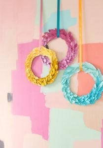 All you need is paper and glue to create these stunning ombre paper leaf fall wreaths. Perfect for your Thanksgiving decor.