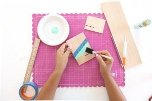 DIY Wooden Photo Easel | damask love