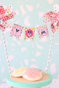 DIY Wood Pinwheel Cake Stand | damask love