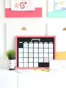 DIY Magnetic Whiteboard Calendar with DYMO MobileLabeler | damask love