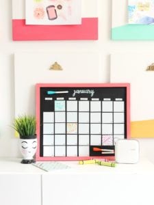 DIY Magnetic Whiteboard Calendar with DYMO MobileLabeler | damask love