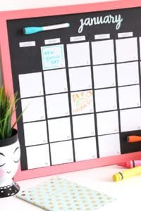 DIY Magnetic Whiteboard Calendar with DYMO MobileLabeler | damask love