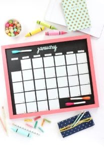 DIY Magnetic Whiteboard Calendar with DYMO MobileLabeler | damask love