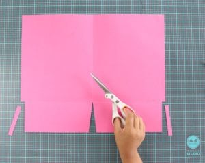 Learn how to make a pocket folder. Perfect for students, planners or anyone who wants to get organized!